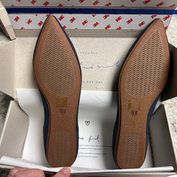 Rothys! Point II
Size 7
Brand New; Never worn
Colors: Navy Blue - Picture 6 of 6